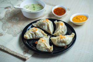 Steamed chicken and cheese momo