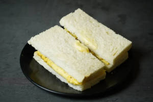 Cheese Omelette with bread