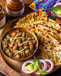 Amritsari Chole With Plain Kulcha