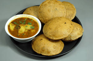 Besan Puri With Sabji (6 Pcs)