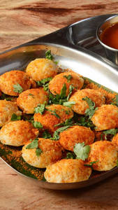 Podi Idli (Mini Button) With Coconut Chutney