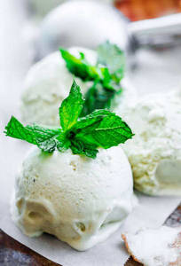 Vanilla Ice Cream With Mint