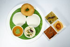 Plate Idli And Single Piece Vada