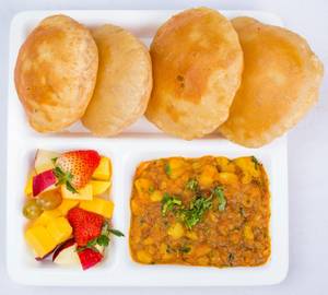 3 Puri With Aloo Matar
