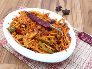 Crispy Noodles In 7 Treasure Chicken Sauce 