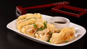 Pan fried chicken cheese momos [8pcs]                                             