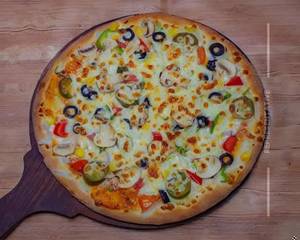 Large Deluxe Veggie Pizza