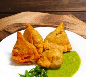 Metro Berry's Aloo Samosa, Taste : Spicy at Rs 7 / Piece in Thane