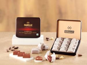 Gianduja Milk  - Hazelnut infused Chocolate Cubes [12 Pralines]