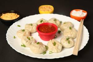 Steamed Veg Chilli Momos [10 Pieces]