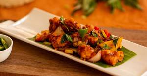 Diced Chicken With Chilli Basil Sauce (10 Pcs)