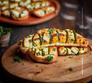 Paneer Tikka Stuffed Garlic Bread 