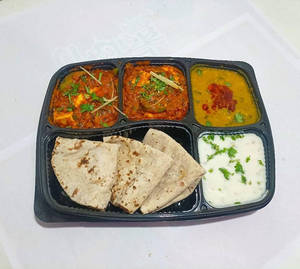 Kadhai Paneer With Choice Of Bread