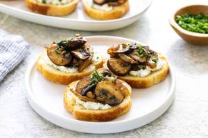 Mushroom Pepper Crostini [ 6 Pieces ]