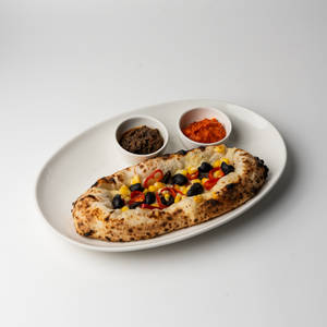 Hand Stretched Garlic Bread With Mushroom, Tomato & Jalapeno.
