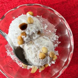 Fresh coconut ice cream sundae [itim gati]
