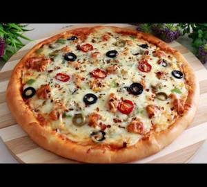 Extra cheese chicken pizza