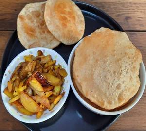4 Poori With Aloo Bhujiya And Achar