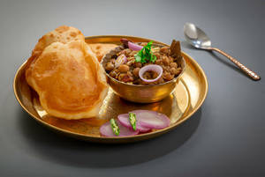 Aloo Chana Bhatura [2 Pcs] Combo