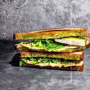 Jumbo paner pesto sandwich