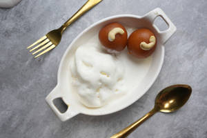 Gulab Jamun With Ice Cream