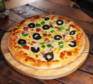 Onion black olives pizza