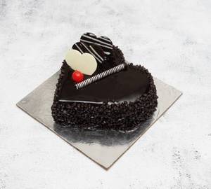 Chocolate chips heart cake