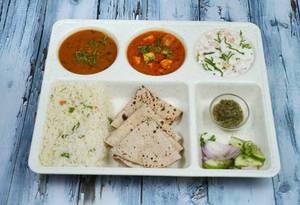 Palak paneer Thali ( palak paneer + Dal Makhni + 3 Butter Chapati)