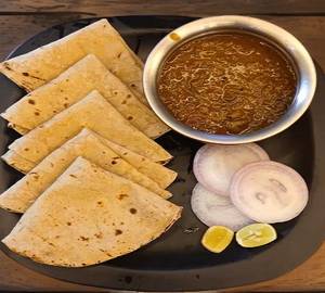 Pulka (4) + paneer curry