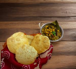 Luchi (4) + Niramish Ghugni