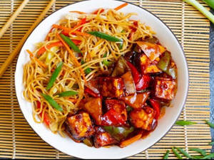Veg Noodles With Chilli Paneer [4pcs]