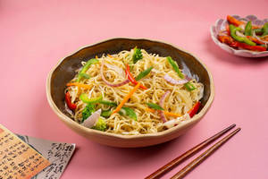 Veg Hakka Noodles ( Auntie's Special)
