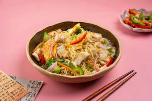 Chicken Hakka Noodles ( Auntie's Special)