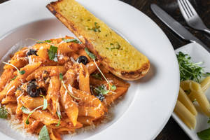 Lakenhalle - Pasta With Red / White Or Mix Sauce