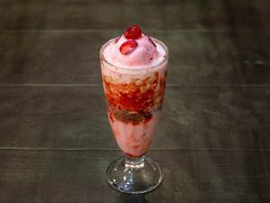 Strawberry falooda