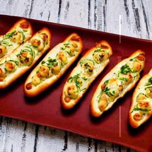 Stuffed garlic breads sticks