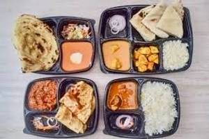 Roti 3Pcs With Chicken Curry And Salad. Free Water 500 Ml Thali