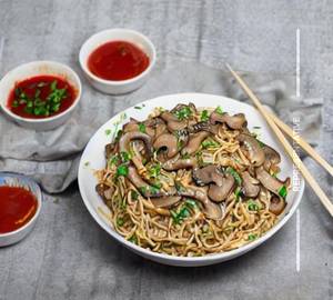 Mushroom fried noodles