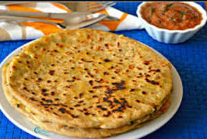Paneer Paratha With Gravy