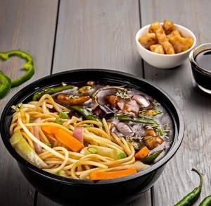 Chilli Garlic Noodles With Chilli Paneer