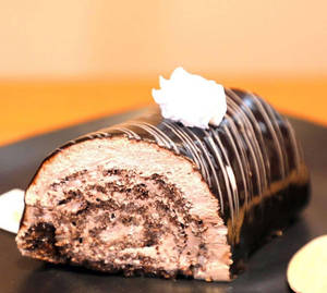 Chocolate Roll Cake (1pc)