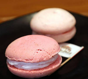 Strawberry Macaroon [1 Piece]