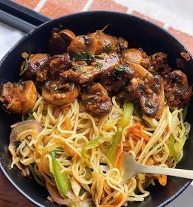 Veg Hakka Noodles With Chilli Mushroom