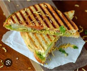 Chicken Cheese Bhujlya Sandwich