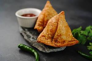 KOLAPURI  SAMOSA 2 PIES