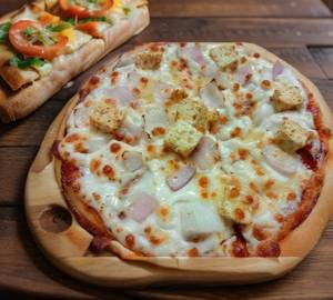 Cheesy onion pizza