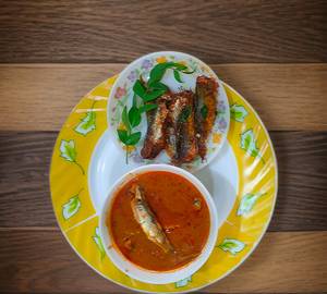 Idli [5 pieces] with fish curry
