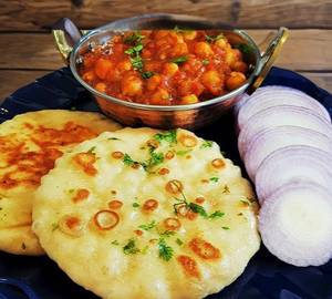 2 Onion Kulcha With Chana Masala (Combo)