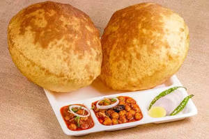 Paneer Wala Chola Bhature [2 Pieces]
