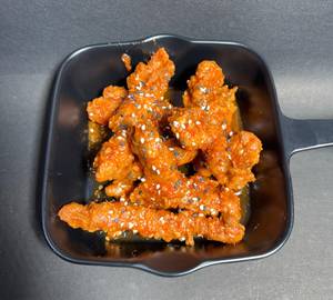 Broasted chicken strips with sweet and spicy sauce